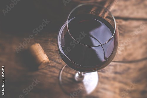 Бокал красного вина на деревянном столе