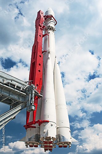 Постер Космическая ракета на фоне неба