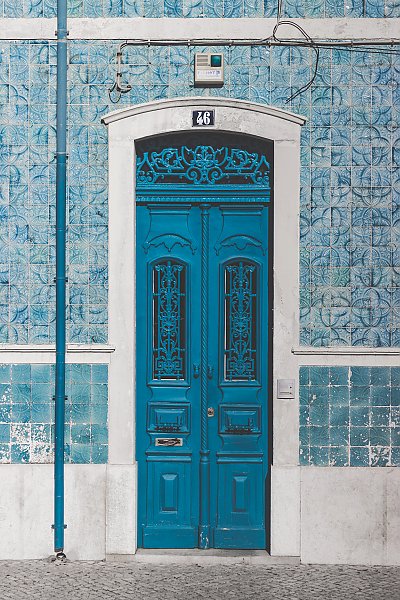 Синяя резная дверь