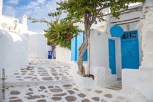 Греция, Миконос, традиционная белая улица с синей дверью