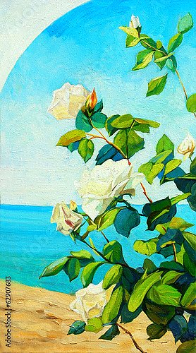 Куст белых роз на фоне моря