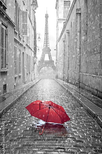 Франция, Париж. Вид на красный зонт и Эйфелеву башню
