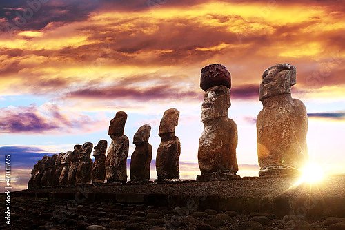 Статуи моаи с острова Пасхи на рассвете
