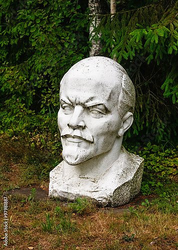 Бюст Ленина в лесу