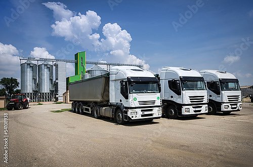 Три грузовика