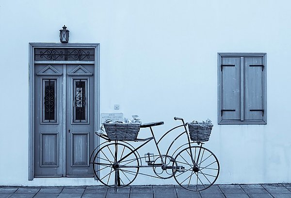 Дверь, окно и велосипед