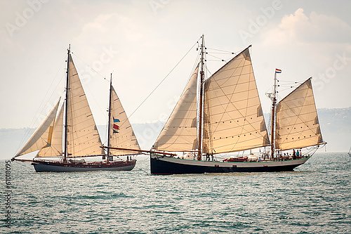 Два парусника в море