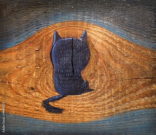 Силуэт черного кота на древесине