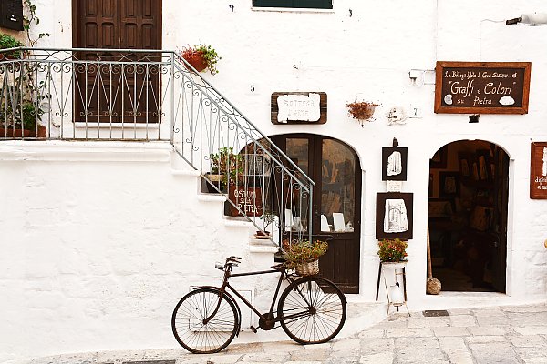Велосипед у магазинчика в Остуни, Италия