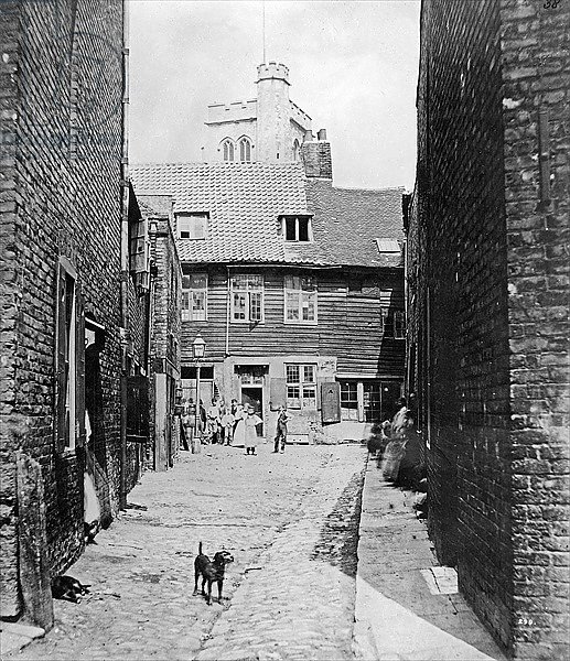 Street scene in Victorian London