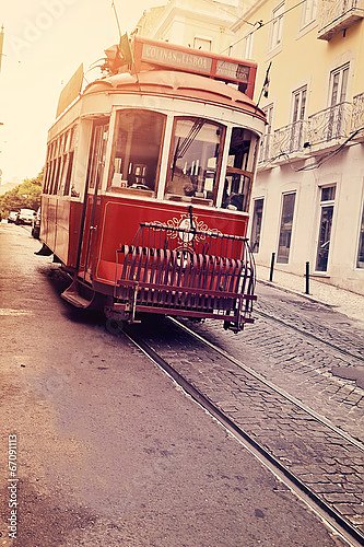 Португалия, Лиссабон. Красный трамвай