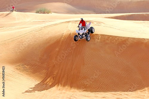 Квадроцикл на песчаной дюне