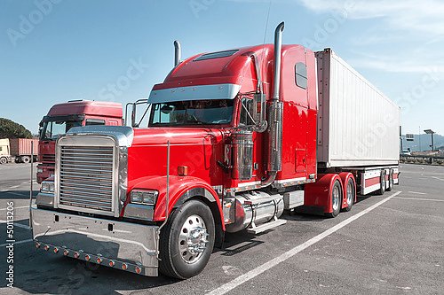 Красный грузовик с хромированными частями