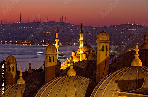Восход солнца над Босфором, вид из мечети Сулеймание, Стамбул, Турция