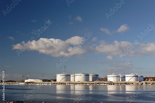 Нефтяной терминал в порту