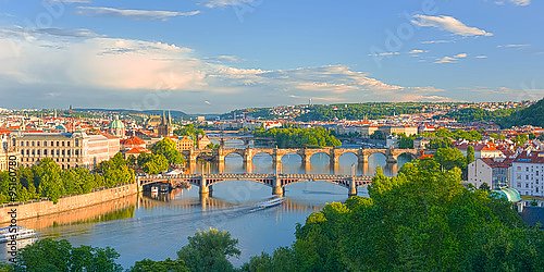 Чехия, Прага. Панорама города с мостами и закатом