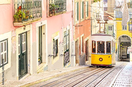 Португалия, Лиссабон. Желтый трамвай №2