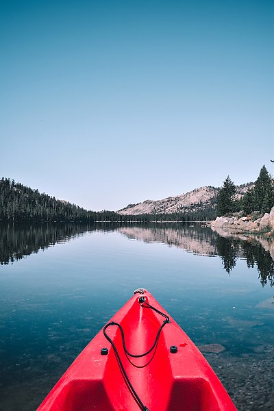 В красной лодке на озере