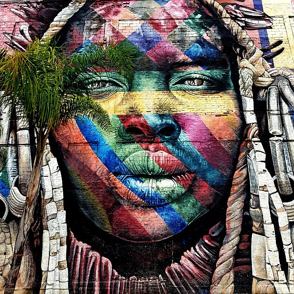 Портрет-граффити на стене в Рио