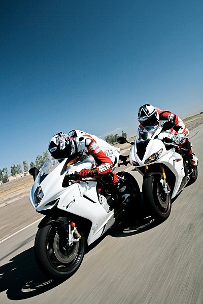 Два мотоциклиста в гонке