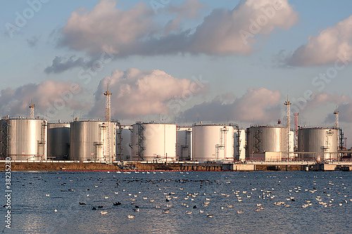Нефтехранилище в порту