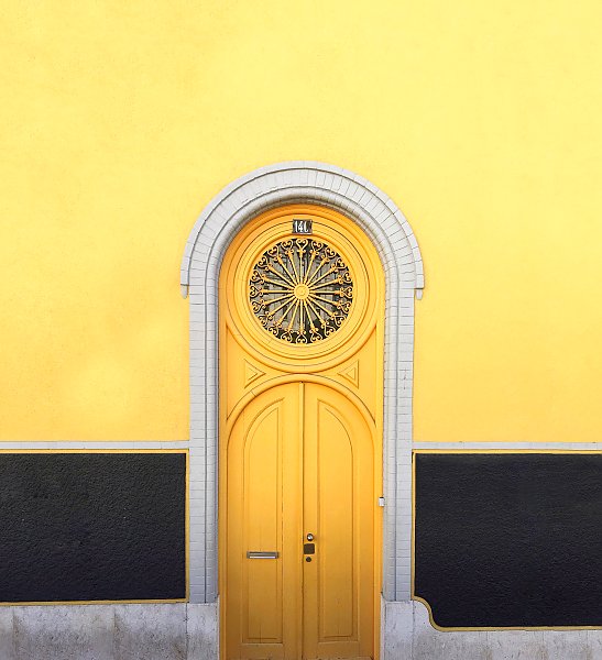 Желтая резная дверь