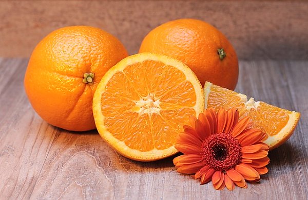 Апельсины и оранжевая маргаритка