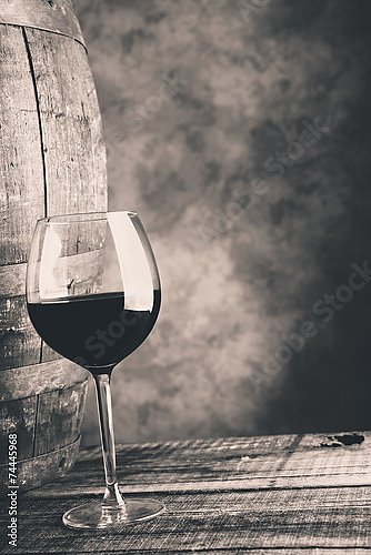 Постер Бокал выдержанного вина. Чёрно-белое фото