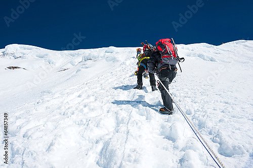 Непал. Альпинисты при восхождении на Айленд-пик