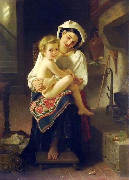 Молодая мать смотрит на своего ребенка
