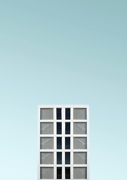 Прямоугольное здание на фоне синего неба