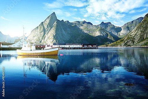 Корабль на фоне скалистого берега, Норвегия