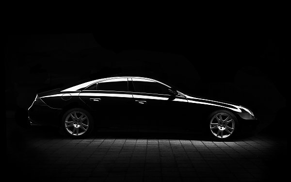 Черный автомобиль в темноте