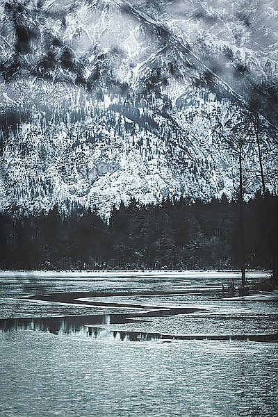Замерзшее озеро в горах