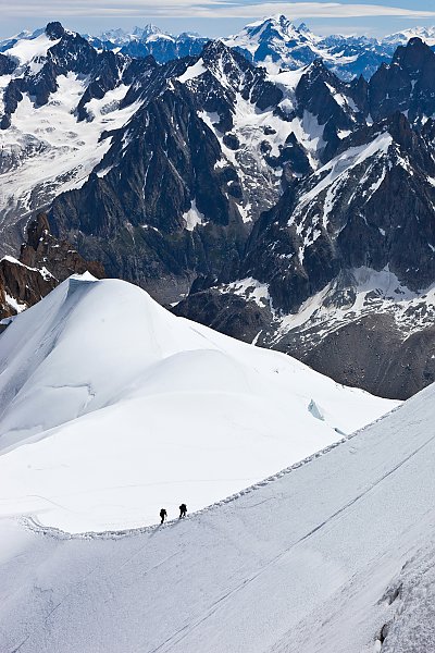 Два альпиниста на снежном склоне