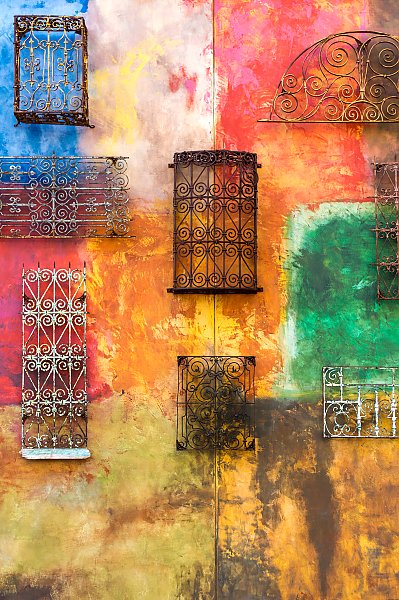 Разноцветная стена с решетками