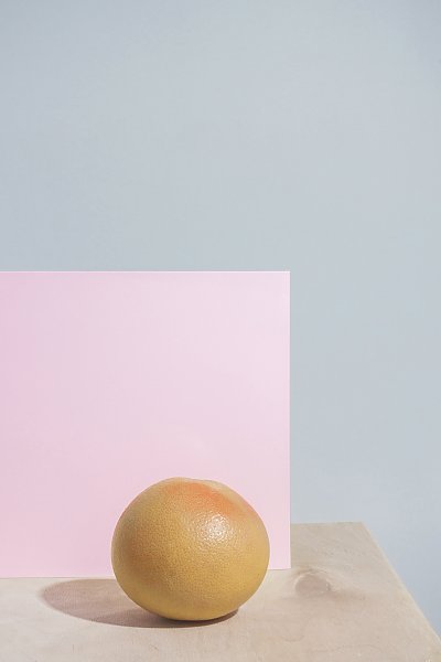 Грейпфрут на столе