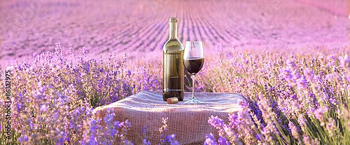 Франция, Прованс. Столик с вином на лавандовом поле