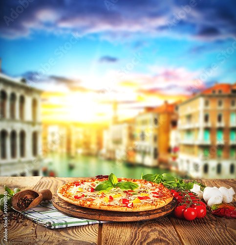 Пицца рустика на фоне Италии