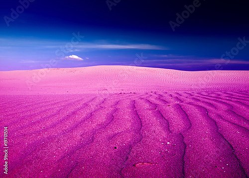 Сказочная пустыня с фиолетовым песком