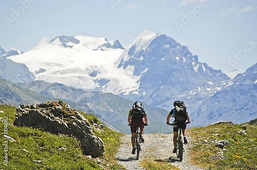 Велосипедисты на фоне горы Ортлер, Италия