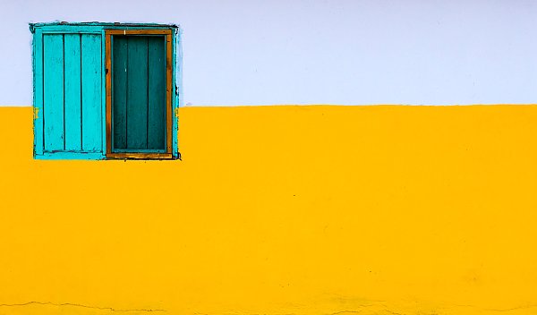 Голубое окно на желтой стене