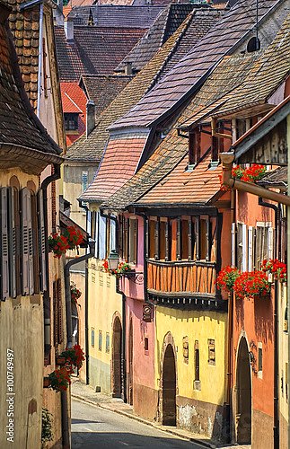 Франция, Эльзас. Узкая улица в Кольмаре