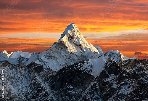 Непал. Закатный вид на вершину Ама-Даблам