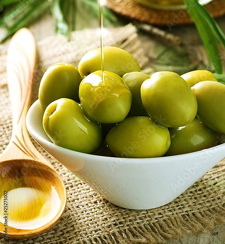 Оливки и оливковое масло крупным планом