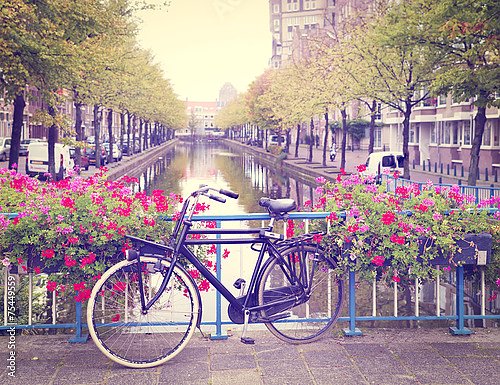 Голландия, Амстердам. Ретро-велосипед на мостике