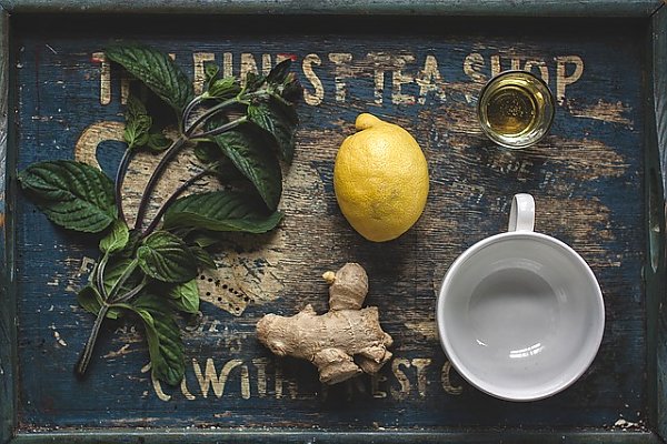 Чай с лимоном, мятой и имбирным корнем
