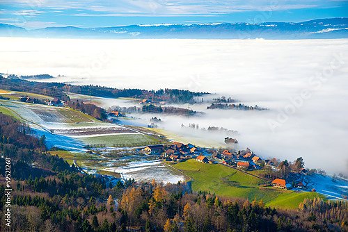 Швейцария. Осенний туман в деревушке