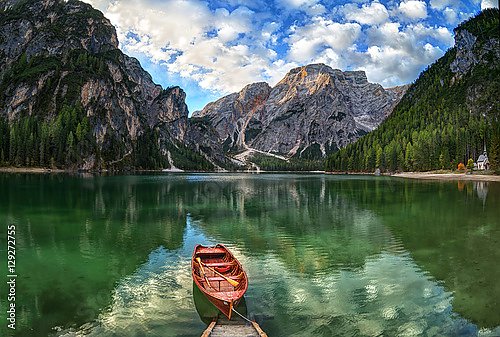 Лодка на озере Брайес в Доломитовых Альпах, Италия
