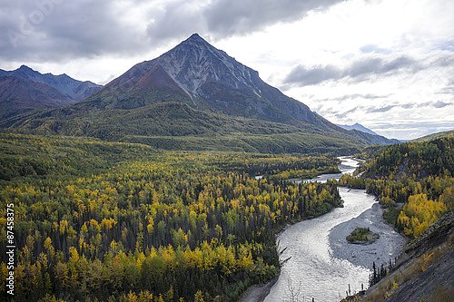 США. In Distance/ Fall color in Alaska